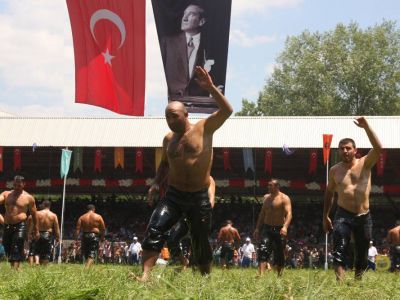 Yaşayan Kadınlar / Şükran Tunç - Madam 