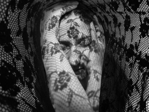 Yaşayan Kadınlar / Özlem Kanat Örneksoy - Zaman