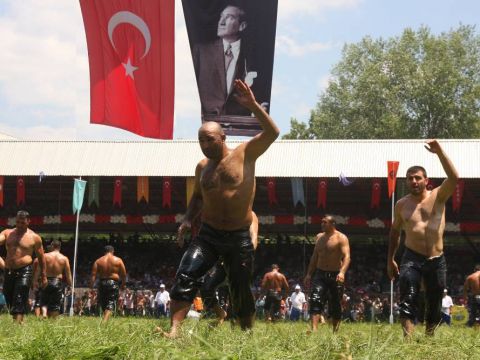 Yaşayan Kadınlar / Şükran Tunç - Madam 